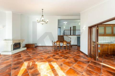 Moradia T4 com piscina e jardim em Fragoso