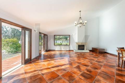 Moradia T4 com piscina e jardim em Fragoso