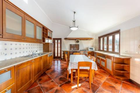 Moradia T4 com piscina e jardim em Fragoso