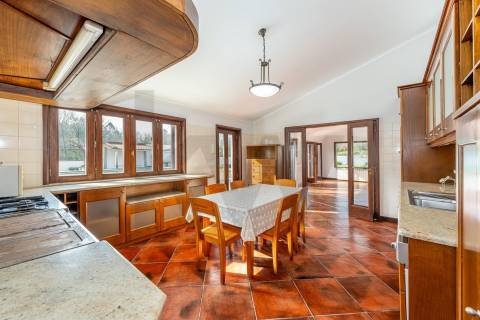 Moradia T4 com piscina e jardim em Fragoso