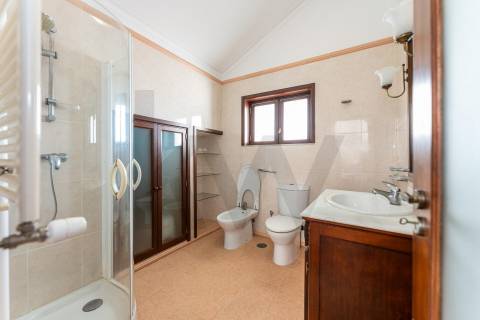 Moradia T4 com piscina e jardim em Fragoso