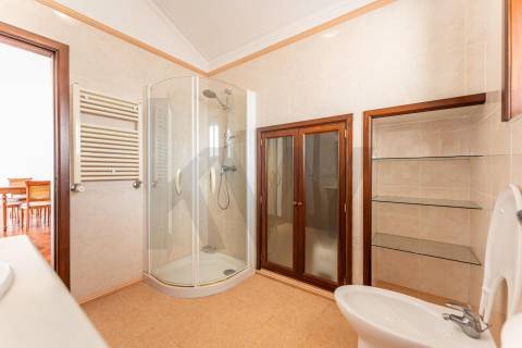 Moradia T4 com piscina e jardim em Fragoso