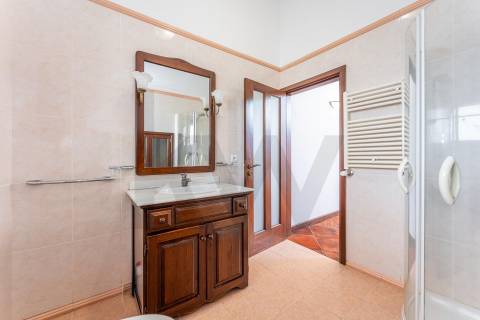 Moradia T4 com piscina e jardim em Fragoso