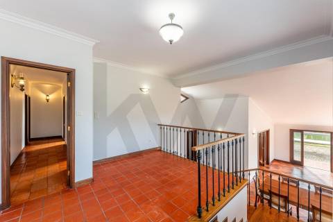 Moradia T4 com piscina e jardim em Fragoso