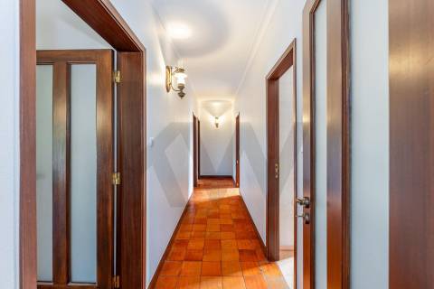 Moradia T4 com piscina e jardim em Fragoso