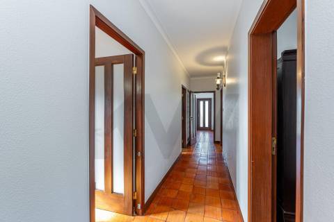 Moradia T4 com piscina e jardim em Fragoso