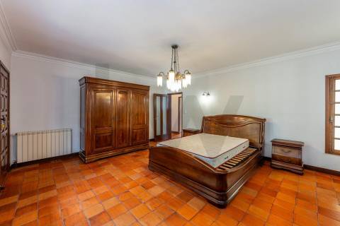 Moradia T4 com piscina e jardim em Fragoso