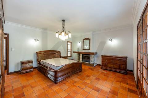 Moradia T4 com piscina e jardim em Fragoso