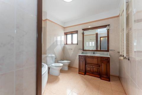 Moradia T4 com piscina e jardim em Fragoso