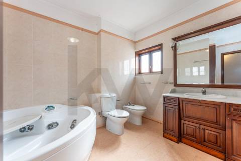 Moradia T4 com piscina e jardim em Fragoso