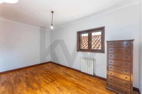 Moradia T4 com piscina e jardim em Fragoso