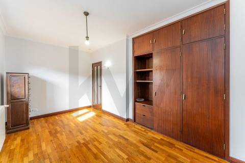 Moradia T4 com piscina e jardim em Fragoso