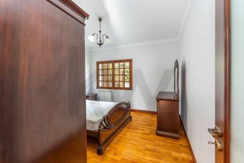 Moradia T4 com piscina e jardim em Fragoso