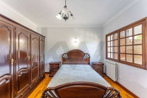 Moradia T4 com piscina e jardim em Fragoso