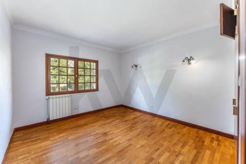 Moradia T4 com piscina e jardim em Fragoso