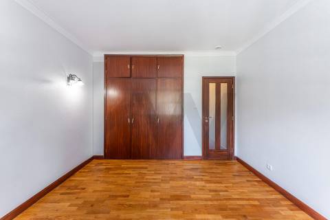 Moradia T4 com piscina e jardim em Fragoso