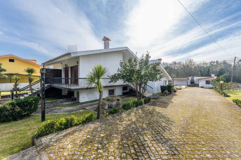 Moradia T4 com piscina e jardim em Fragoso