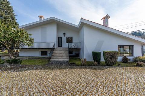 Moradia T4 com piscina e jardim em Fragoso