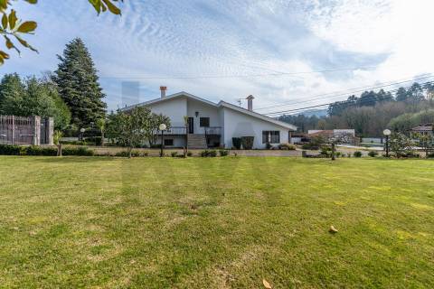 Moradia T4 com piscina e jardim em Fragoso