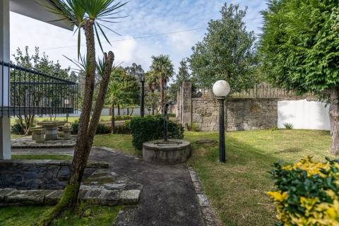 Moradia T4 com piscina e jardim em Fragoso