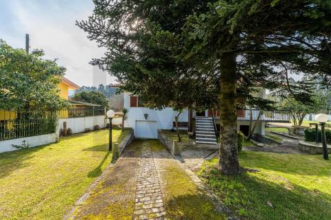 Moradia T4 com piscina e jardim em Fragoso