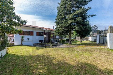 Moradia T4 com piscina e jardim em Fragoso