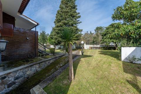 Moradia T4 com piscina e jardim em Fragoso