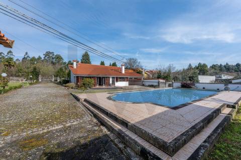 Moradia T4 com piscina e jardim em Fragoso