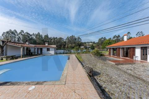 Moradia T4 com piscina e jardim em Fragoso