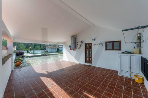 Moradia T4 com piscina e jardim em Fragoso