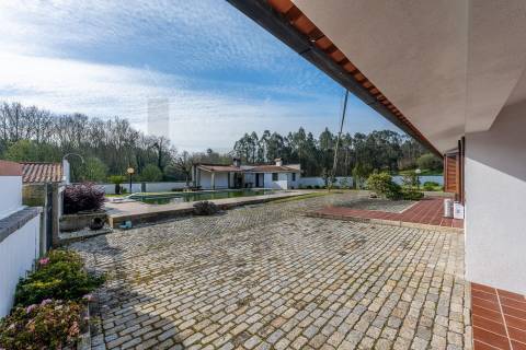 Moradia T4 com piscina e jardim em Fragoso
