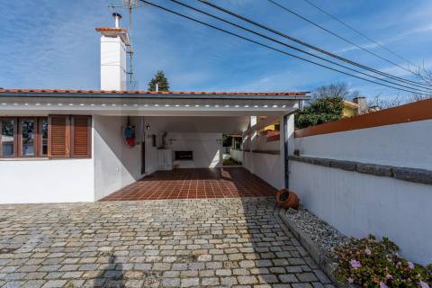 Moradia T4 com piscina e jardim em Fragoso
