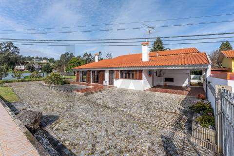 Moradia T4 com piscina e jardim em Fragoso