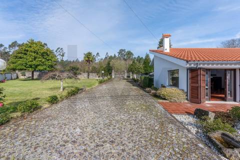 Moradia T4 com piscina e jardim em Fragoso