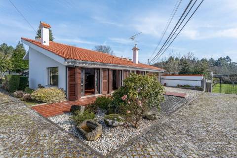 Moradia T4 com piscina e jardim em Fragoso