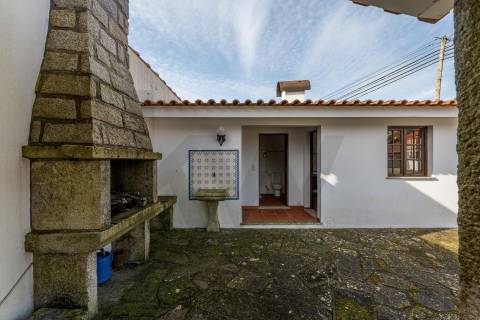 Moradia T4 com piscina e jardim em Fragoso