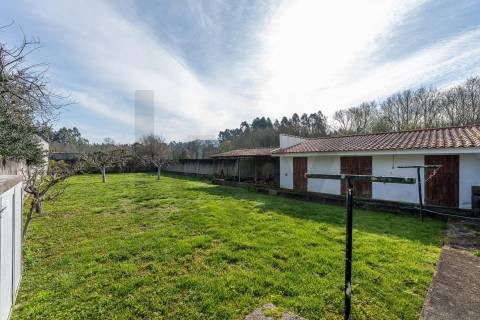 Moradia T4 com piscina e jardim em Fragoso