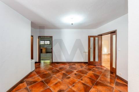 Moradia T4 com piscina e jardim em Fragoso