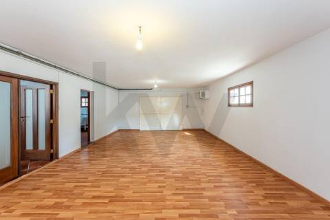 Moradia T4 com piscina e jardim em Fragoso