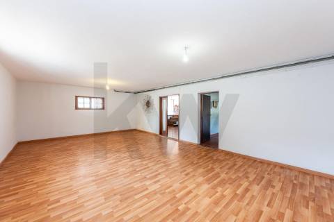 Moradia T4 com piscina e jardim em Fragoso