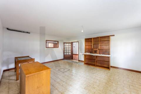 Moradia T4 com piscina e jardim em Fragoso