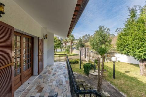 Moradia T4 com piscina e jardim em Fragoso