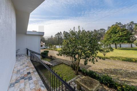Moradia T4 com piscina e jardim em Fragoso