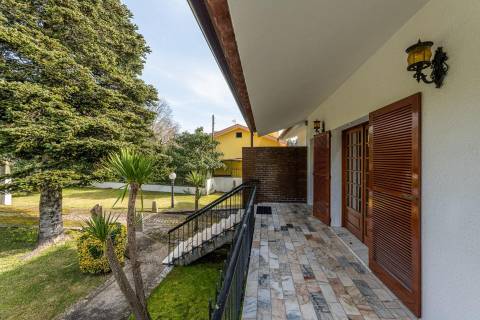 Moradia T4 com piscina e jardim em Fragoso