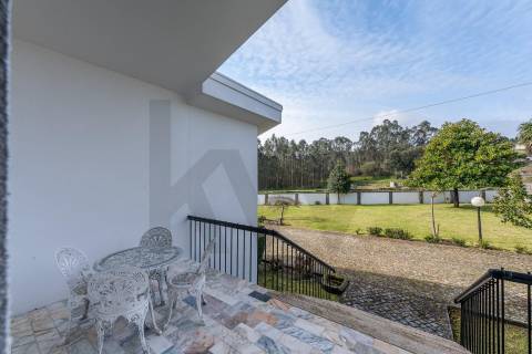 Moradia T4 com piscina e jardim em Fragoso