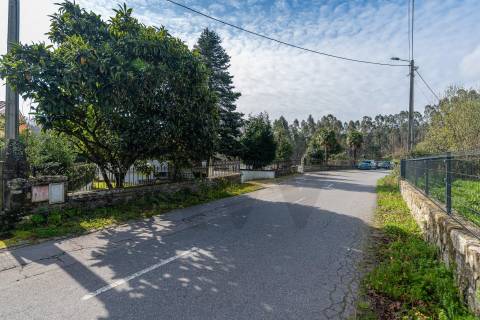 Moradia T4 com piscina e jardim em Fragoso