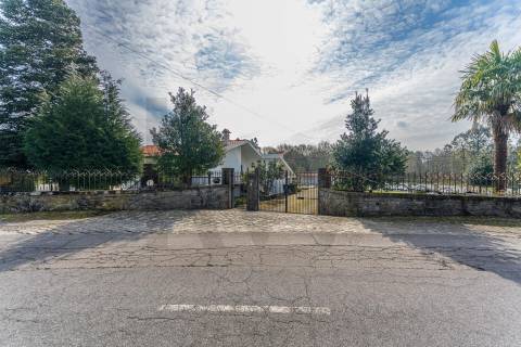 Moradia T4 com piscina e jardim em Fragoso