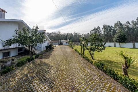 Moradia T4 com piscina e jardim em Fragoso