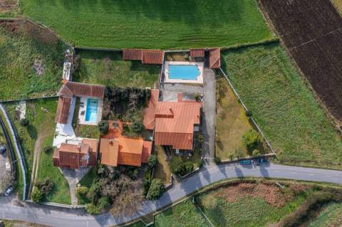 Moradia T4 com piscina e jardim em Fragoso