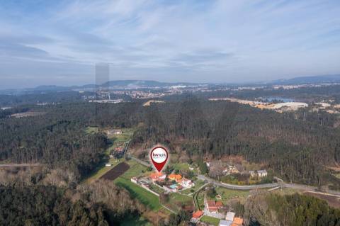 Moradia T4 com piscina e jardim em Fragoso